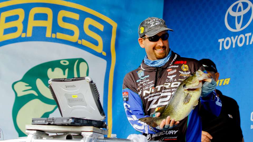 Defoe's Day Two limit weighing 17 pounds, 11 ounces was anchored by the heaviest fish weighed so far in the tournament, a largemouth weighing 6 pounds, 1 ounce. 
