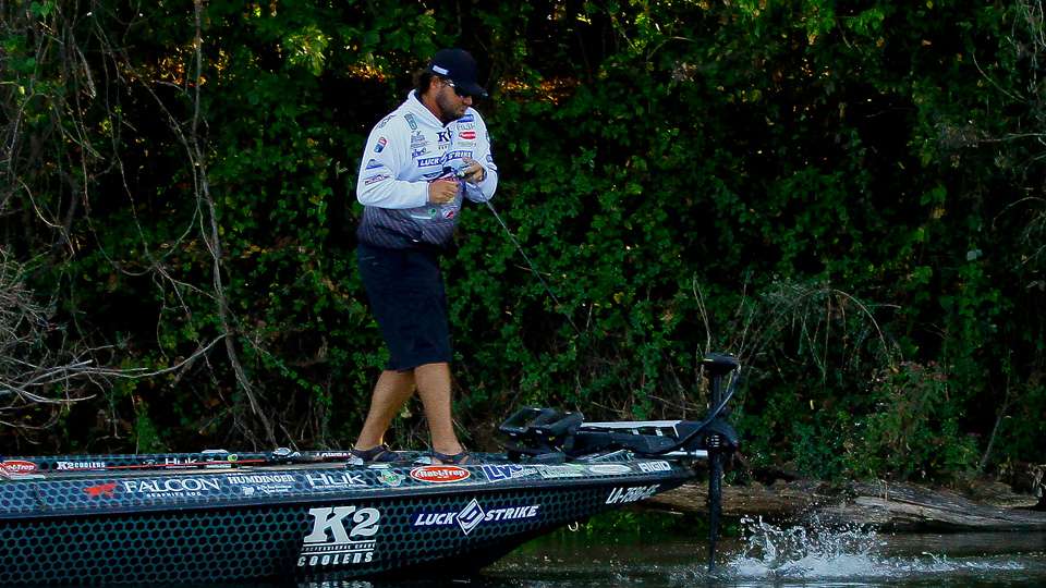  Among the contigent of Louisiana angler's is Elite Series pro Cliff Crotchet, we spent about an hour with Crotchet this morning. Here he fights his first fish to the boat. 