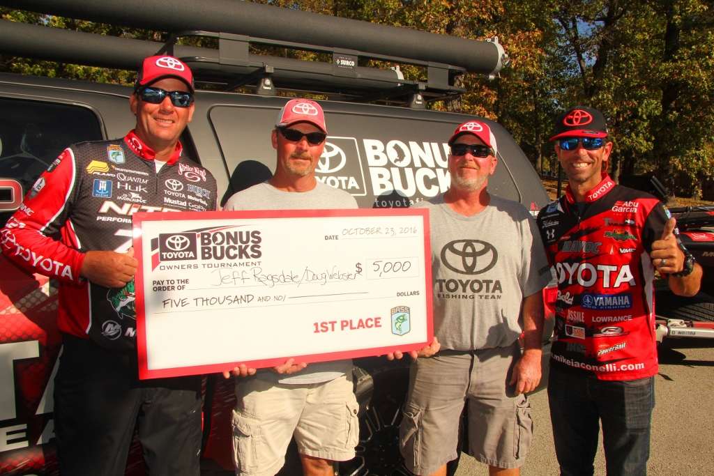 The talented Alabama team of Jeff Ragsdale and Doug Webster got the win and a check for $5,000 in the No Entry Fee event. They caught their 14 pounds, 10 ounces on a Carolina Rig in 12 to 15 feet of water â all in about a 30 minute flurry. 
