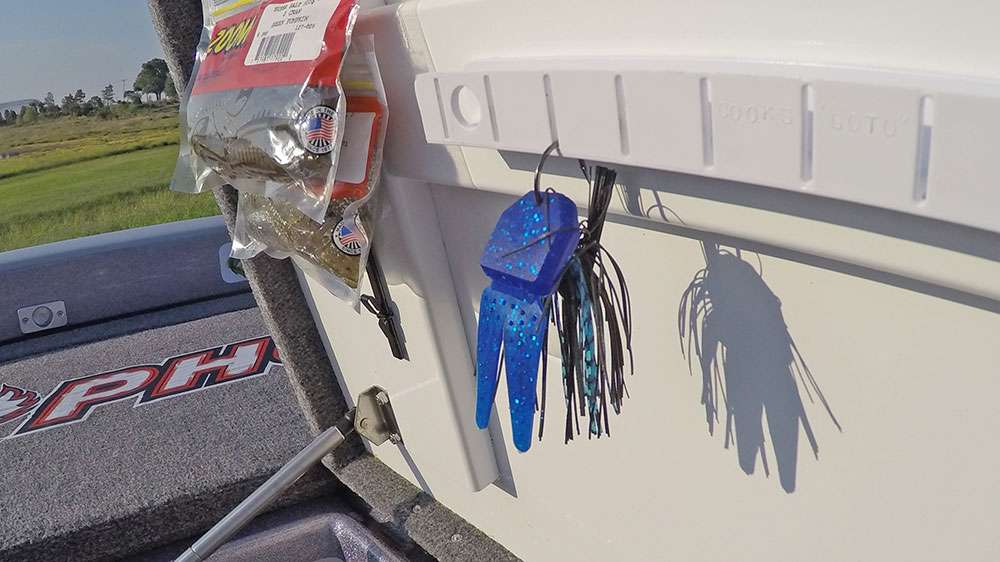 Under the same lid you'll also find a 4x4 Tharp Jig in black and blue with a Zoom Super Chunk as the trailer. This bait he said was a contributor to his BASSfest finish, and it's VERY similar to the jig he used to win Bull Shoals this year. 
