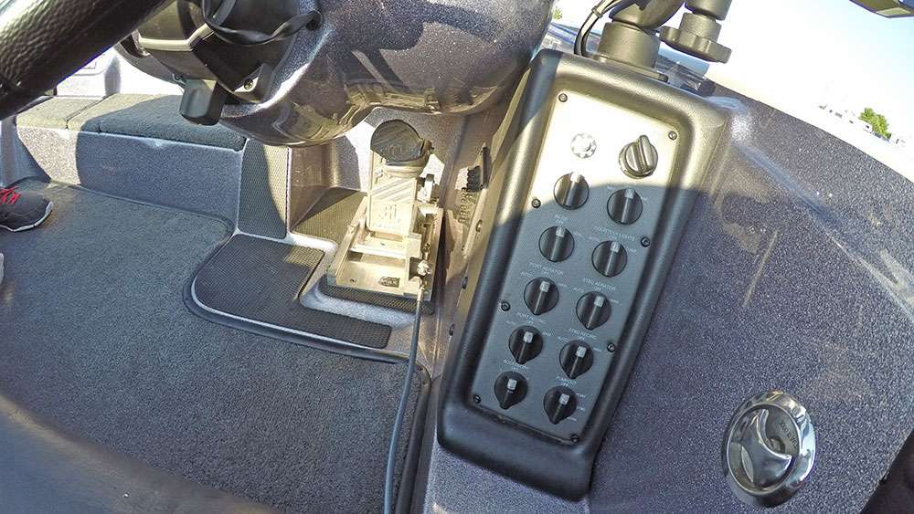 Beneath the console the throttle is driven by a T-H Marine Hoot Foot, and the primary control panel is to the right.