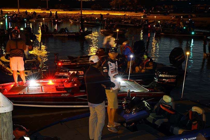 The boats gather inside the basin for the organized start. Alton Jones Jr., in the white jersey, is hoping to qualify from here for the 2017 Bassmaster Elite Series. 