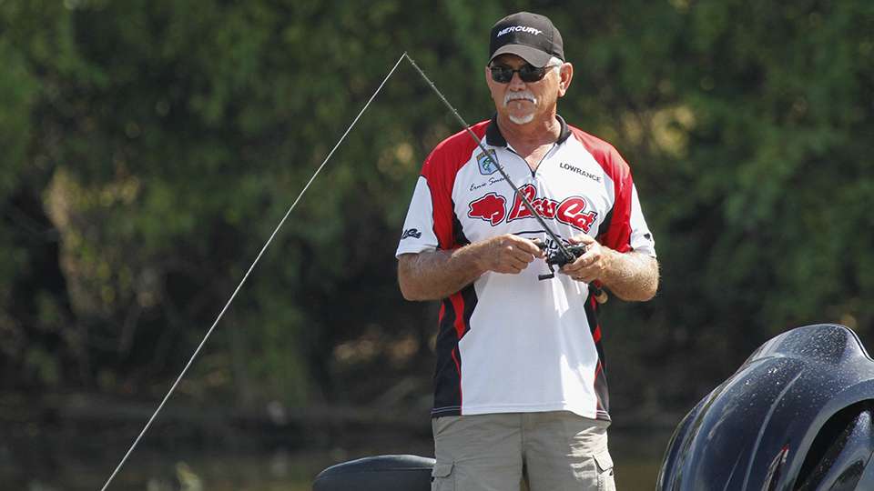 His co-angler Ernest Smoak started the day in 7th place, just a few pounds out of first.