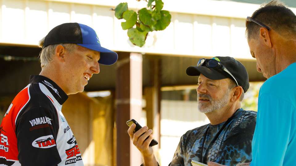 His 5 pound, 15 ounce fish along with three more were enough for Alton Jones Jr. to carry the lead into tomorrow's final day of fishing. Here he is interviewed after weighing in by Bassmaster writers Steve Wright and Craig Lamb. 