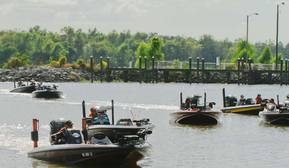 The second flight of boats begins to make it's way into the weigh-in site...
