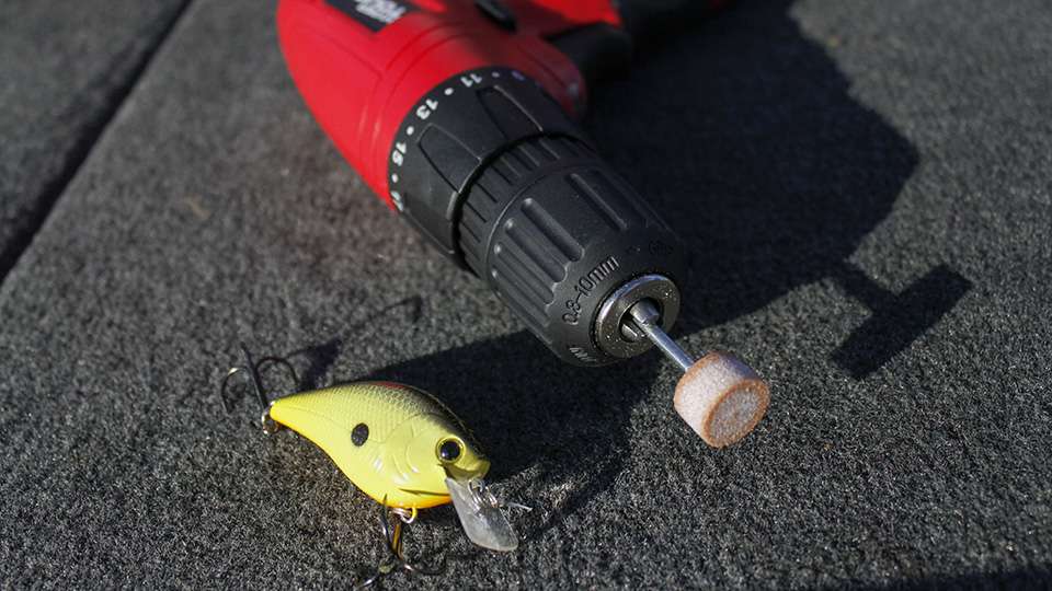 Take this drill and bit and shave the lip. âI sanded off about half the bill to make it thinner,â he said. âIt ran a lot better.â The trick allowed the bait to run through 3 feet of water or less, coming back to the boat with more bass than grass on the hooks. 