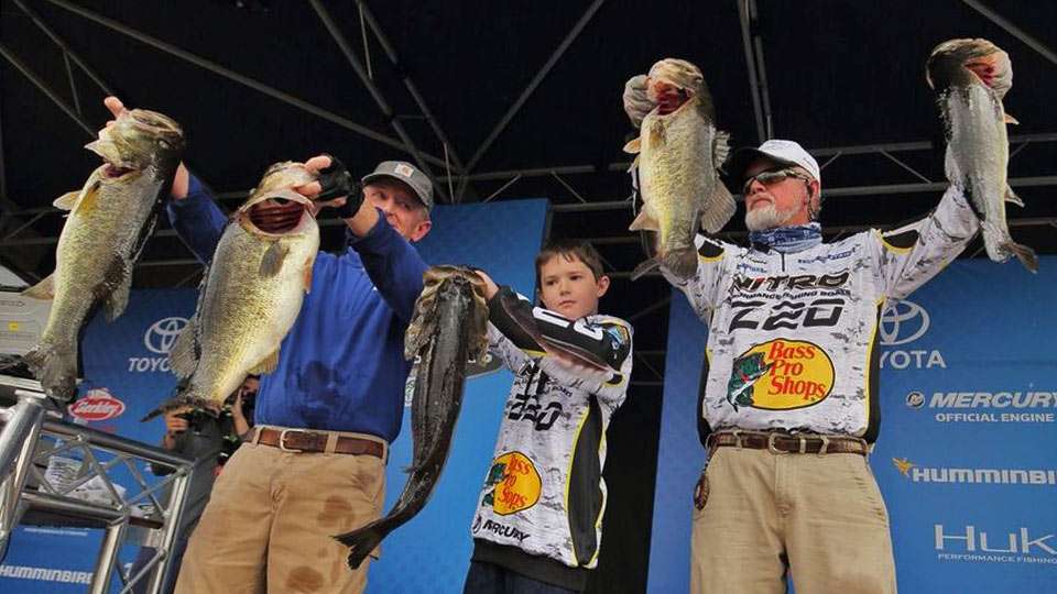     
Clunn had River help carrying his bag to the weigh-in stage â Skeet Reese felt honored he was allowed to help -- then father and son showed off the third-largest bag of Clunnâs career, 31-7, giving him the lead going into the final round with 62-15. 

