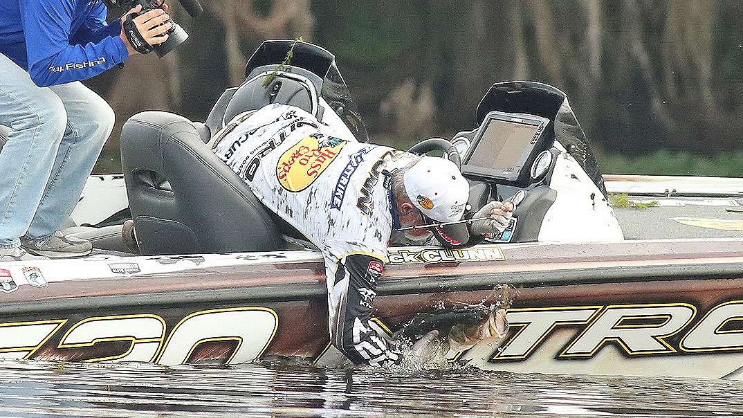    
Despite his 6-pound lead, Clunn knew he still had some work to fend off Greg Hackney, who was seen on Bassmaster LIVE making up ground early on Day 4. Clunn matched Hackneyâs salvo and ended with 19 pounds for a 81-15 total and a 4-pound victory. It was his 15th title in B.A.S.S., including a record-tying four Classics.
