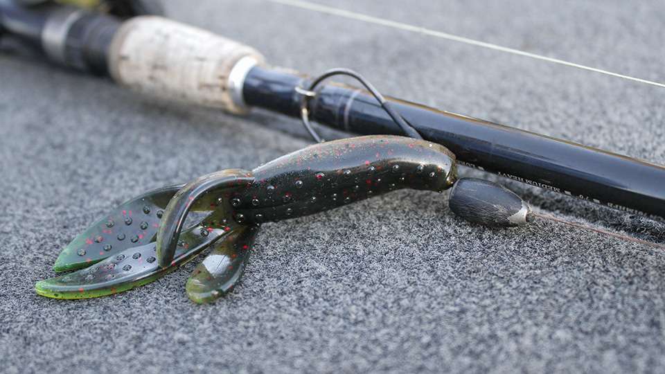 Billeaud on Day 3 used this lighter weight 3/16-ounce weight and 3/0 Owner Wide Gap Plus Hook. He matched it with a V&M Baits Swamp Donkey. âThe fish didnât want anything heavier on the final day,â he noted. 