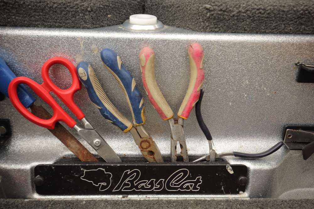 Scissors and pliers are kept very conveniently in an ideal location near the console. 