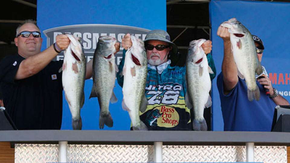   Although Combs opened with 43-13 while Clunn only weighed three fish on Day 1, Clunn climbed within a pound after huge bags of 32-9 and 36-14. âThose were the best two days of my fishing career,â Clunn said. âThat put me back into the hunt for the 100.â 