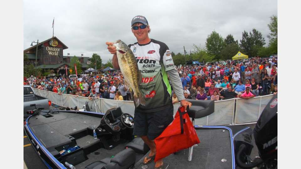<h4>Dustin Connell</h4>
A former University of Alabama angler and 2015 Opens champion, Dustin Connell qualified for the Elite Series in 2016 by finishing 19, 24 and 15 in the Southern Opens. 
