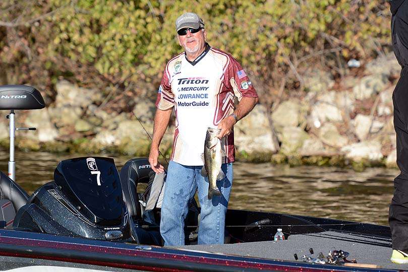 Boaters and non-boaters can keep 5 bass each day. Non-boaters can only keep three bass in regional championships. 
