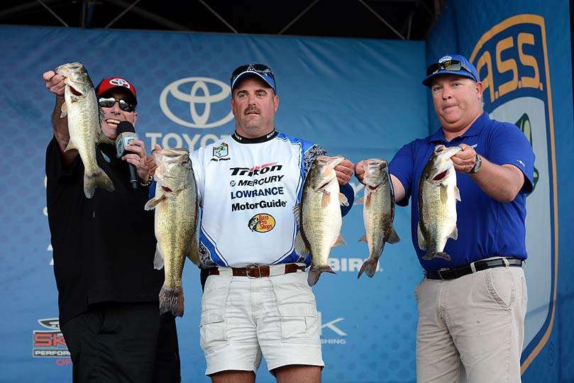 Michael Boggs of Ohio leads the boater division with 20-10.
