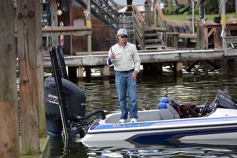 Rick Hamer goes into Day 2 leading the non-boater division with 14 pounds, 7 ounces. 