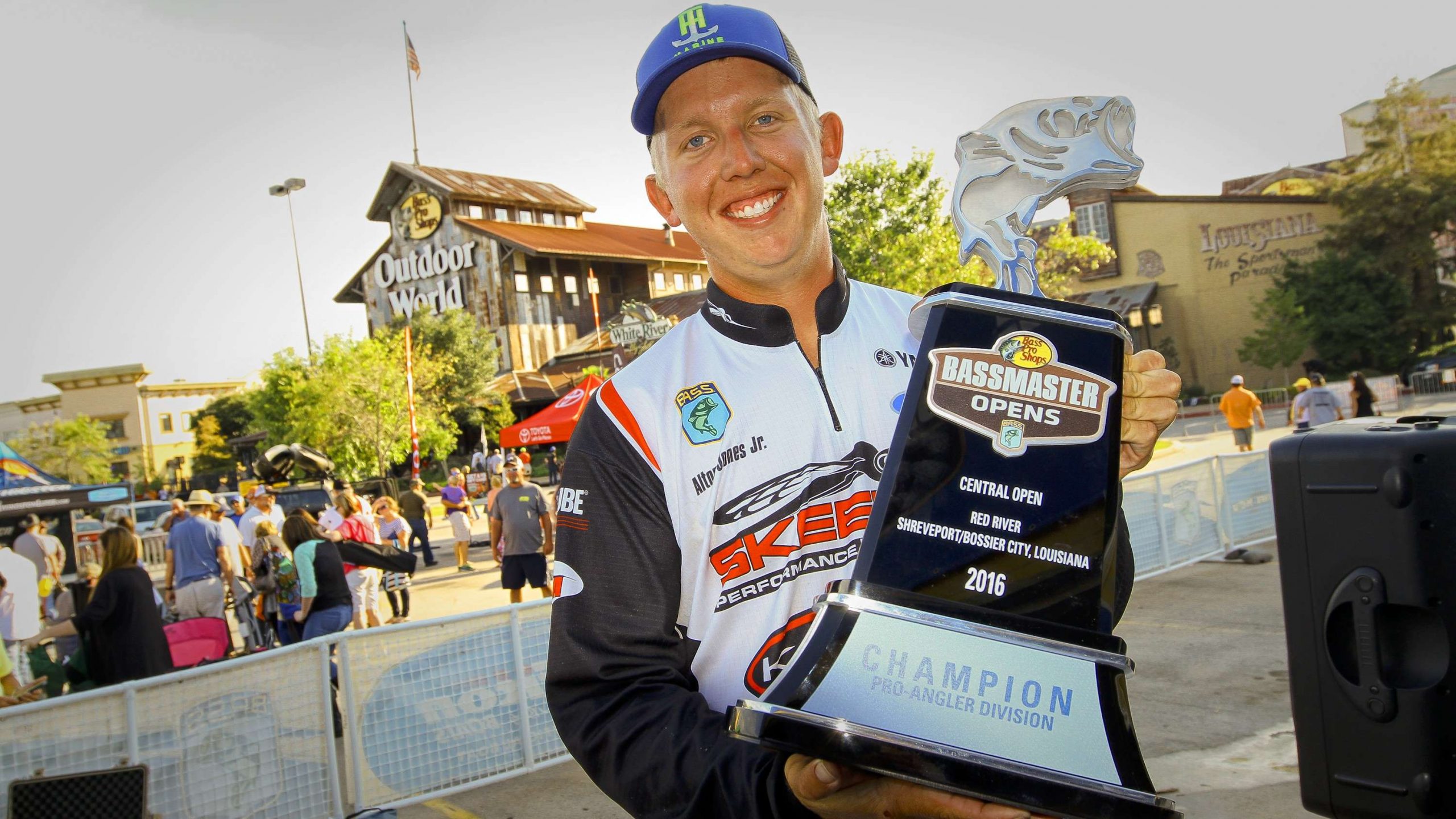 <h4>Alton Jones, Jr.</h4>
The Texan son of Elite Series pro Alton Jones qualified for the Elite Series this year with finishes of 15, 1 and 35 in the Central Opens, and a third-place finish in a Northern Open that almost had him qualifying there, too. Jones, Jr. will fish in his first Classic in 2017 as well. 