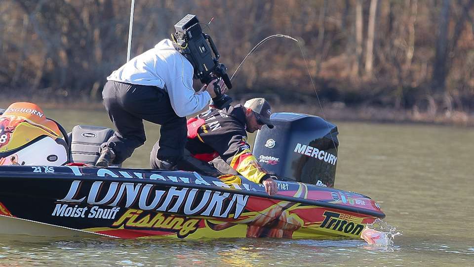   KVD began the final day in second place behind good friend Jeff Kriet, but he caught the 19-7 big bag of the day to outpace Kriet by 5 pounds. KVD did the same to Kriet at Grand Lake in a 2007 Elite. âThatâs twice I've been leading and heâs been in second and heâs beaten me,â Kriet said. âThis one hurts a little more than the first time.â
