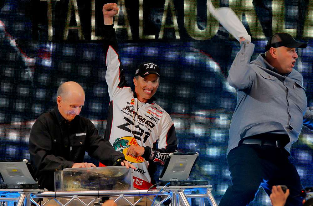  Evers and Christie were the last two contenders to weigh in, Evers carried his fish to the scales first. The hometown crowd erupted when Evers' weight was announced by Bassmaster emcee Dave Mercer. 