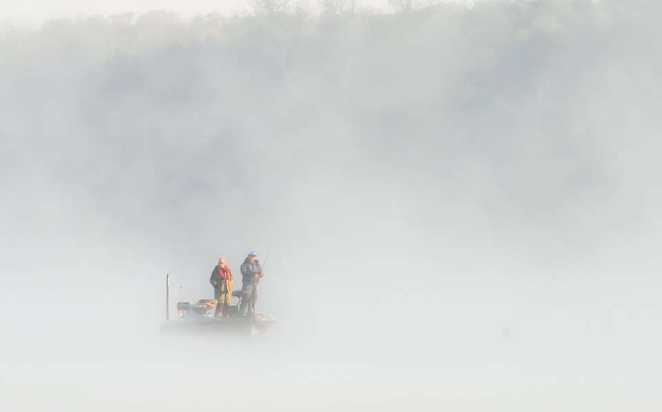 <h4>Bassmaster Elite at Bull Shoals/Norfork</h4>
There was a bit of early fog that developed on Day 1, as the Elite Series moved to Bull Shoals and Norfork lakes in Arkansas. 