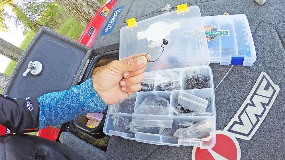 The storage compartment directly behind the driver's seat contains other baits and rigs he may need. For example you'll find a box with VMC jigs. 