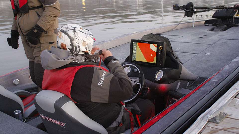 Scott Clift gets his Humminbird Lake Master chip dialed in for his day on the water.