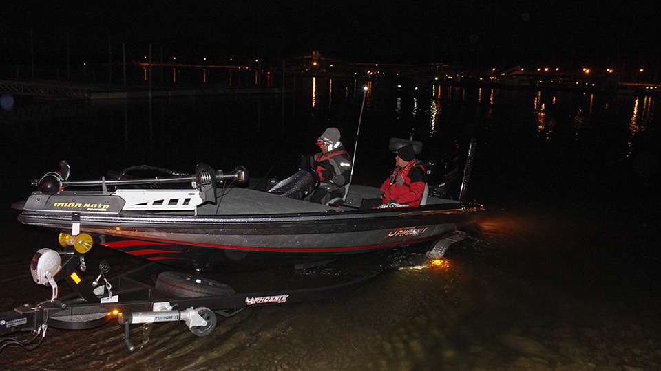 The final day of the Toyota Bonus Bucks Bassmaster Team Championship Classic fish-off has 6 anglers pitted against each other for one Geico Bassmaster Classic berth. They are all chasing this man, Scott Clift, as he leads the field by a considerable margin after busting 17 pounds on Friday.