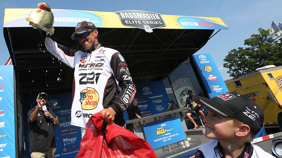 On Facebook Thad Smith wrote: Easy for me. I got to watch Edwin Evers win 2015 BASSfest!
