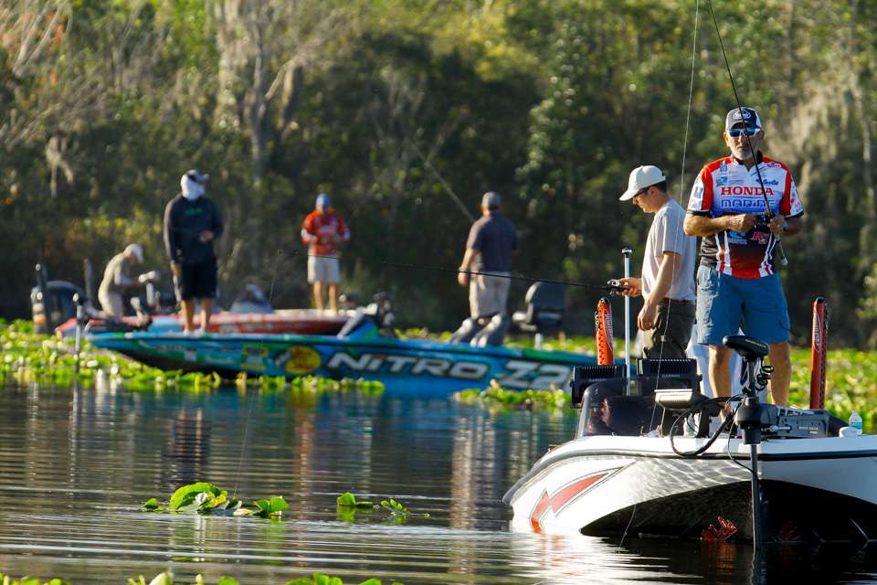 Day 1 began with competitors fishing in a crowd in some of the more popular locations...