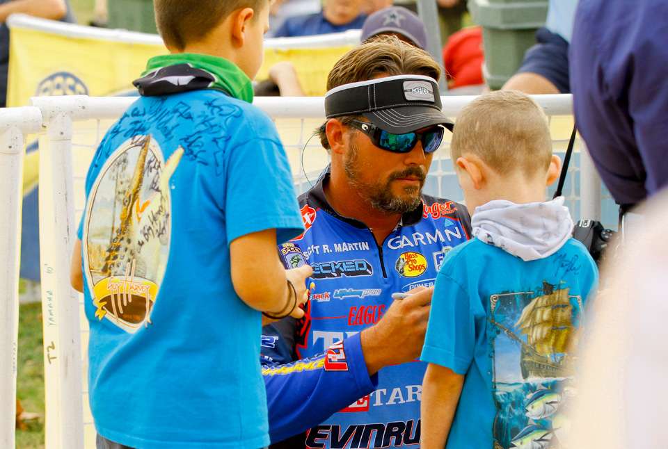 Scott Martin stopped to sign autographs after moving into the 9th place with 19 pounds, 14 ounces.
