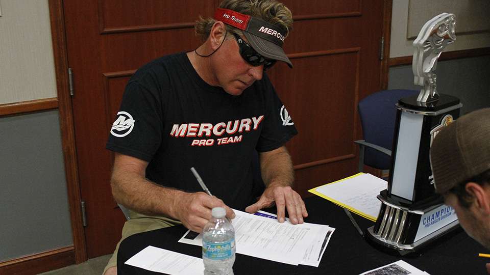 Former Elite Series angler Rick Morris finalizes some paperwork for this event.