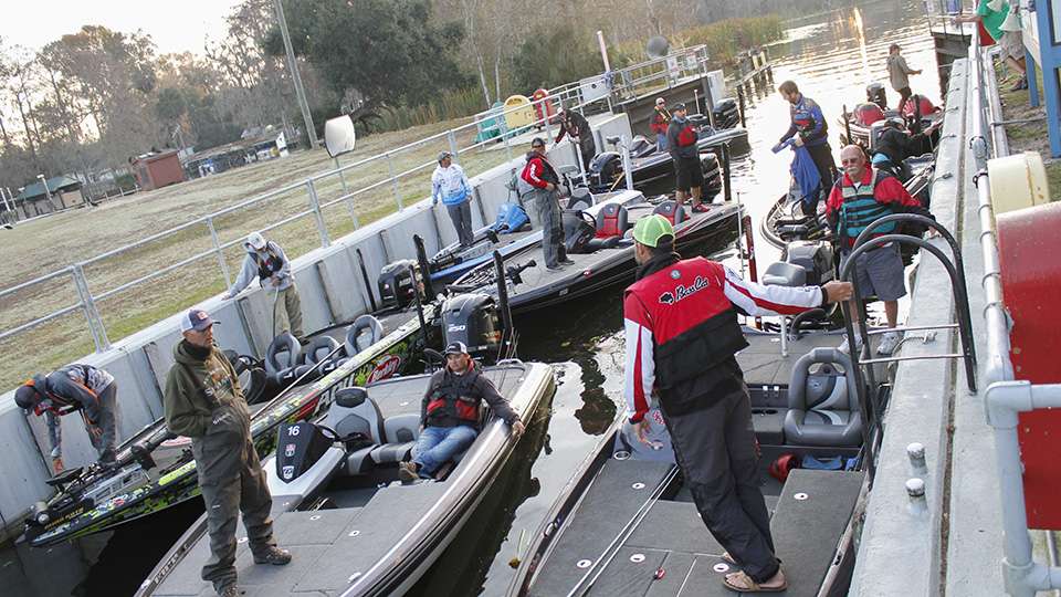 Only 8 boats can fit in the lock at one time and on this final day 7 of the 12 decided to head to Lake Griffin. 