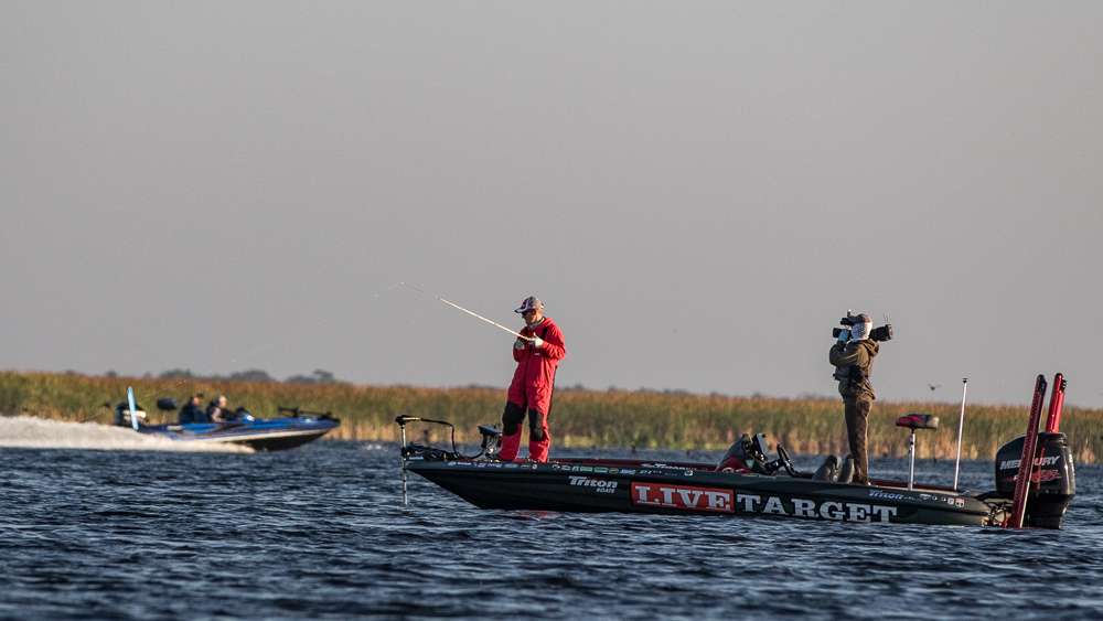 We start Day 4 of the A.R.E. Truck Caps Bassmaster Elite at Lake Okeechobee in the North Shore/Harney Pond area and find Stephen Browning dealing with some boat traffic.