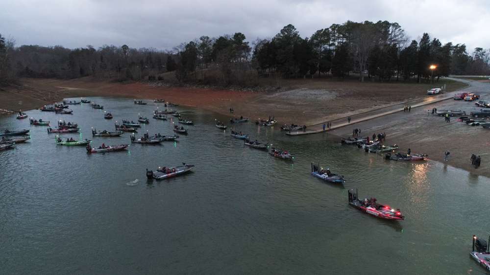 Anglers continue to take off in sharp fashion as Bassmaster Elite Series Emcee Dave Mercer calls out their order. 