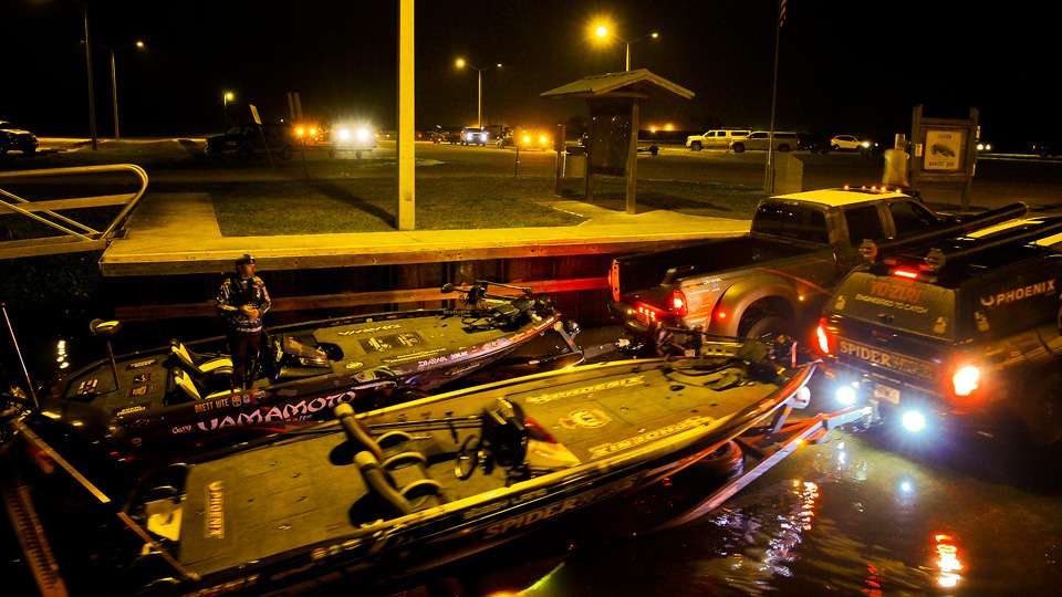 See the Top 51 Elites get ready and get going on Day 3 of the A.R.E. Truck Caps Bassmaster Elite at Lake Okeechobee.