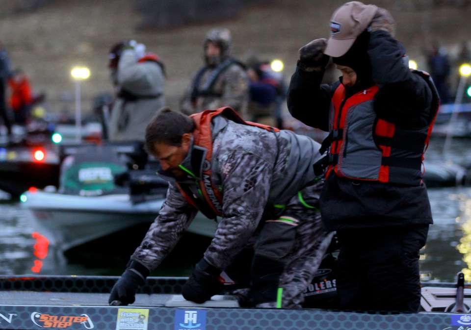 All the Elite anglers are bundled up for the cold.
