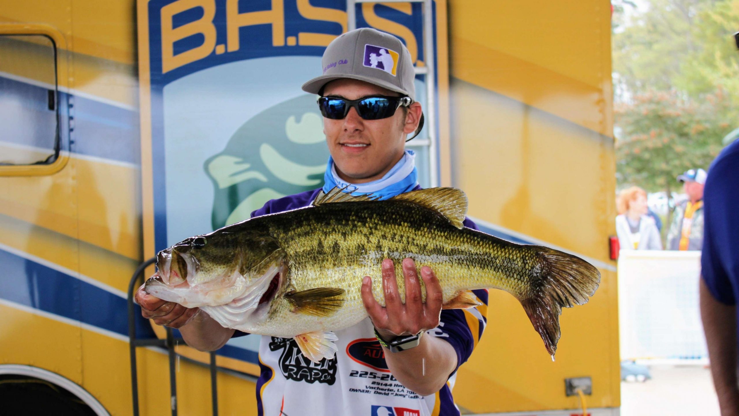 Hunter Martin of Lutcher (La.) High School caught the big bass of
  the Costa Bassmaster High School Cenral Open presented by Dick's
  Sporting Goods. Martin boated an 8-pound, 11-ounce bass which earned
  him and his teammate Justin Jacob a pair of Abu Garcia reels for the
  effort. It was the biggest fish brought in by the nearly 400 anglers
  competing in the open on Toledo Bend Reservoir, but it certainly
  wasn't the only one.
 
