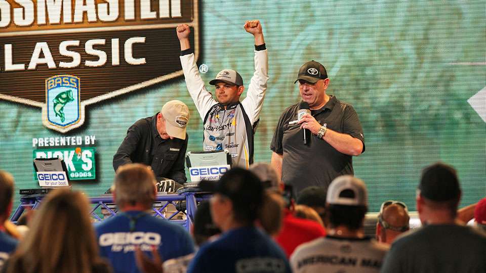 Lee momentarily held the big bass of the day at 7-7. Lee weighed 21-0 with only four fish on Day 2.