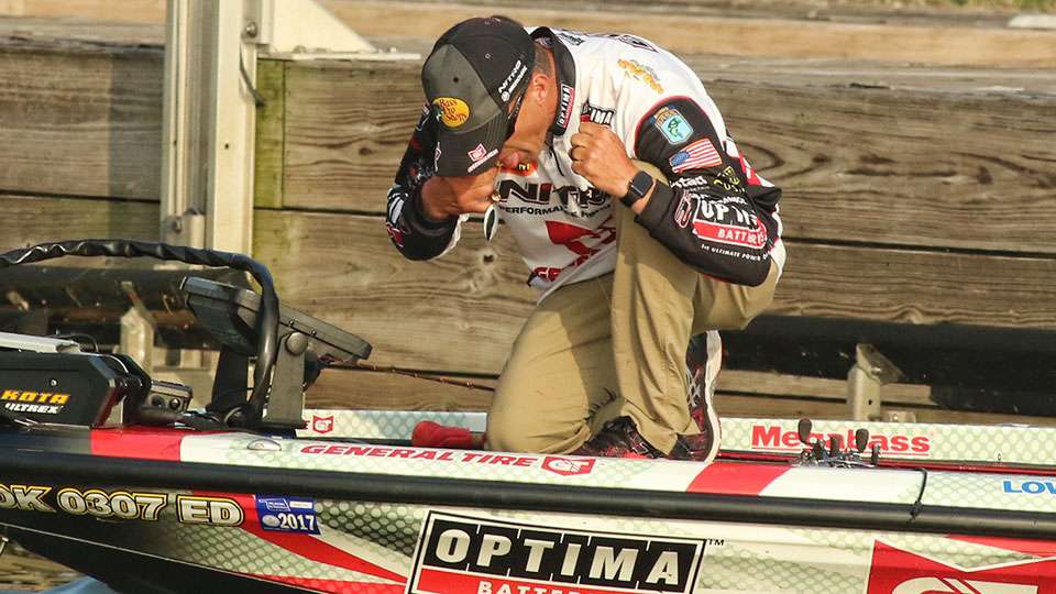 Join Edwin Evers as he battles it out on the final day of the 2017 GEICO Bassmaster Classic presented by DICK'S Sporting Goods.