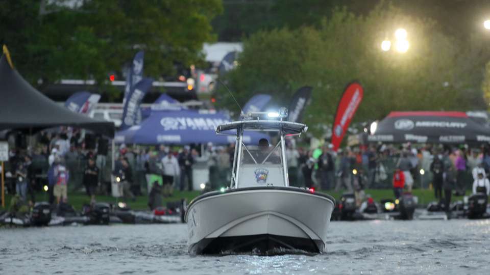 Competitors speed to their first fishing locations during the morning launch on Day 1 of the 2017 GEICO Bassmaster Classic presented by DICK'S Sporting Goods.