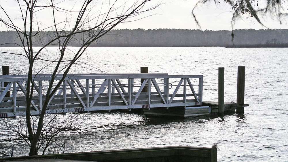 Piers and observation decks, usually around public boat ramps on the northern end of the lake are available to the public.