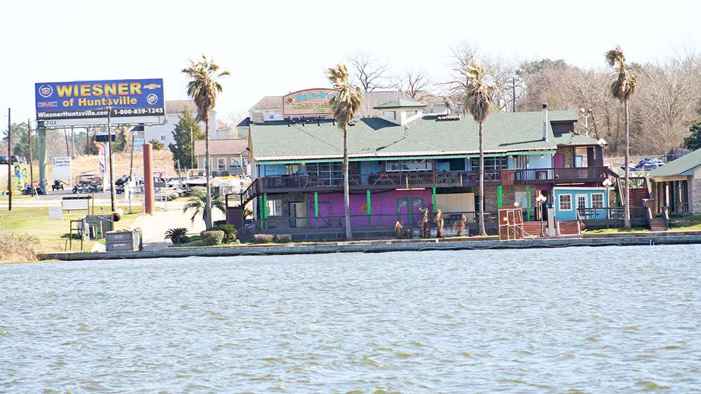 No need to go hungry when moving around the lake. Restaurants are a-plenty around the south end of the lake.