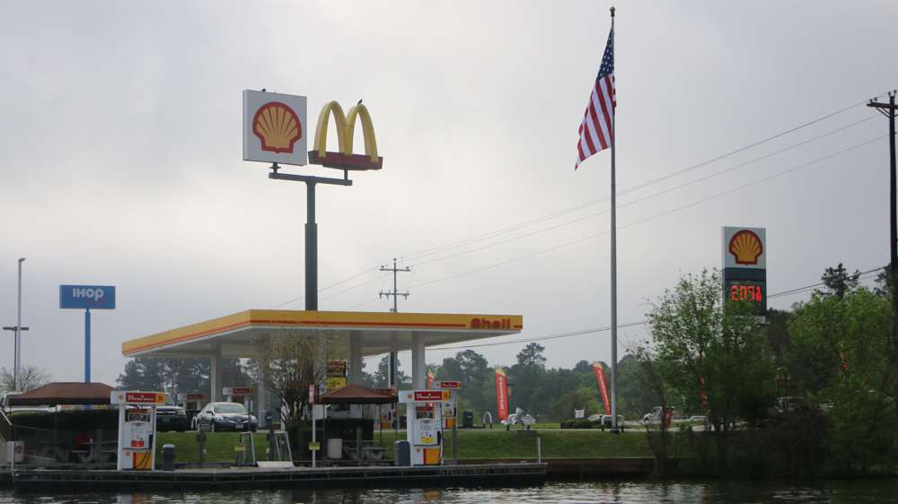 Nearby, the Shell gas station offers fuel on the lake.

