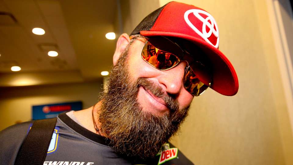 No, it's not Hank Williams Jr.; it's the 2016 Bassmaster Angler of the Year, Gerald Swindle. 
