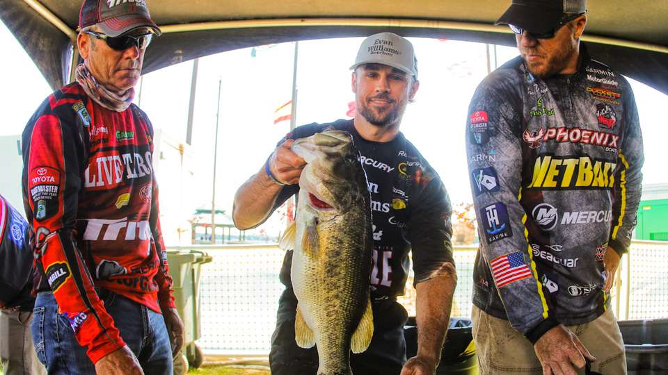 Back here there is some talk, some show and tell. Itâs like being on the football field sidelines between plays, or just before you get called up. âWe talk a lot about the day, what worked and didnât.â Today it went well for Crews. Feast your eyes on a kicker bass weighing over 7 pounds. Crews wishes there were 4 others like this to fill his 5-bass limit. 
