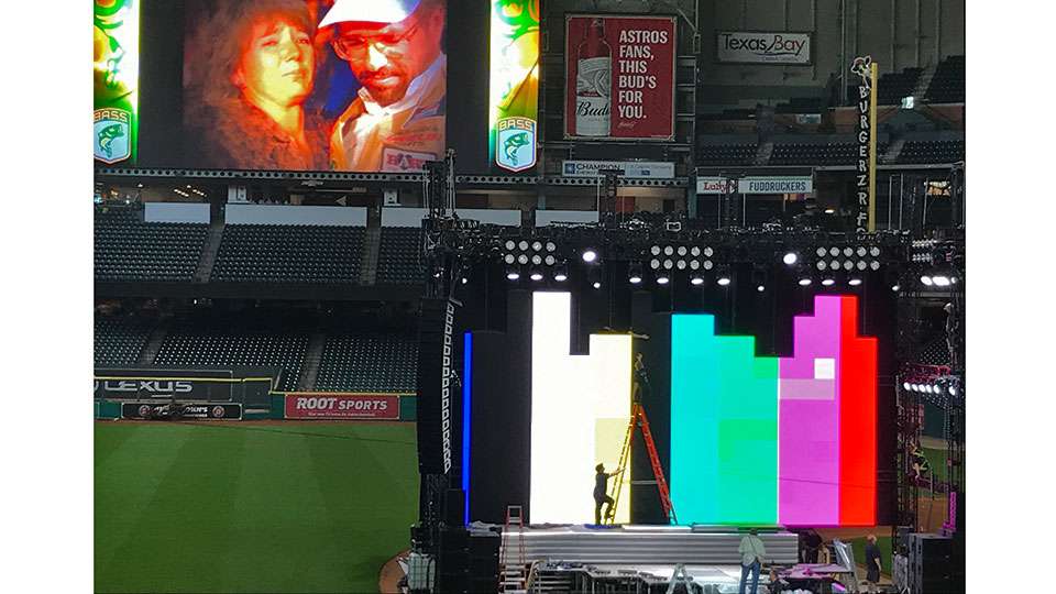 The stage is taking shape, with a big screen rivaling the height of the one B.A.S.S. was allowed to use by the Astros. âEl Grandeâ is a 54-foot-high by 124-feet-wide jumbotron thatâs the fourth largest in MLB. The two screens played in sync during weigh-ins.