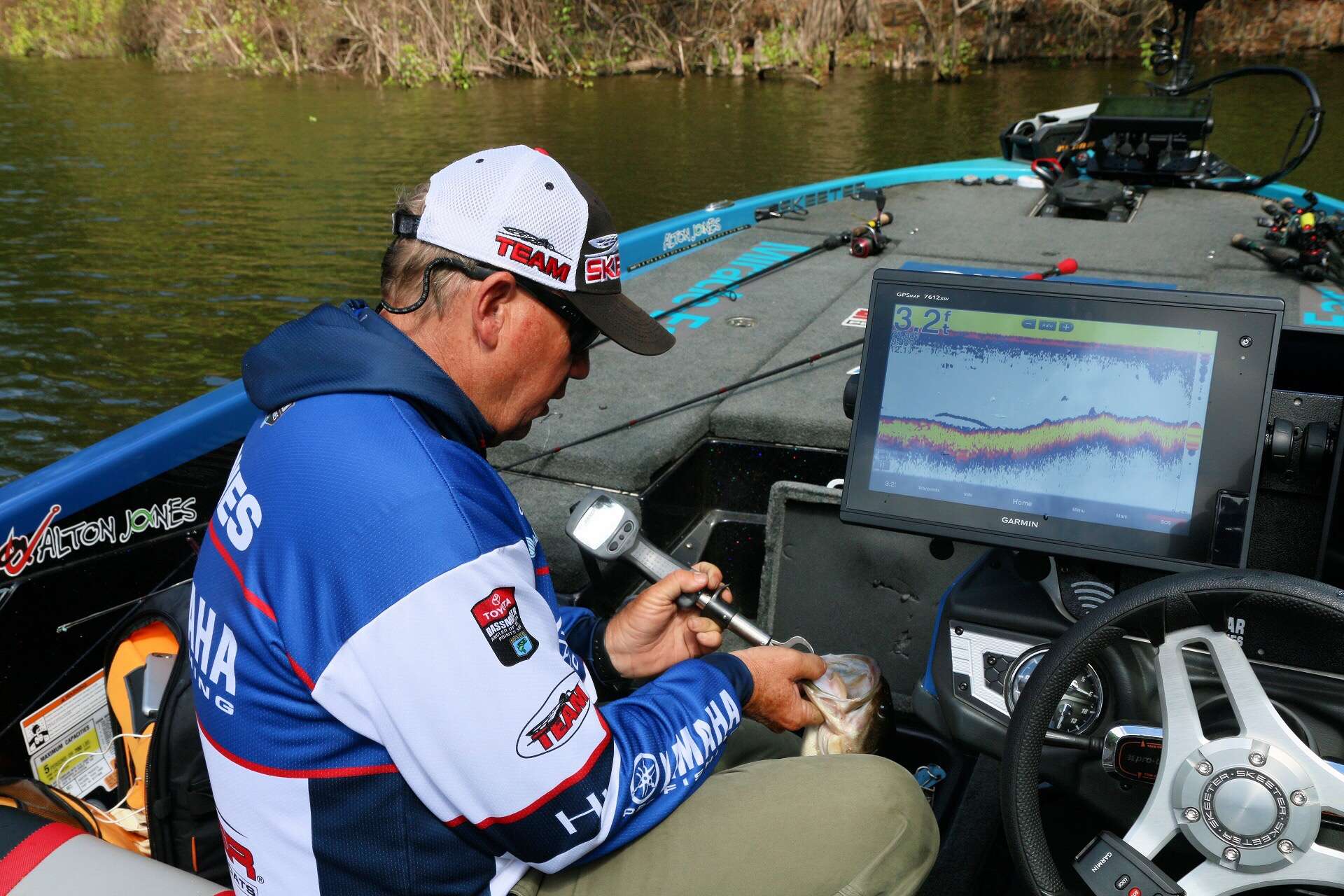 Alton Jones weighs a 3 pound 4 ounce fish to fill out his limit. Now he's searching for a big bedding fish to upgrade his bag.