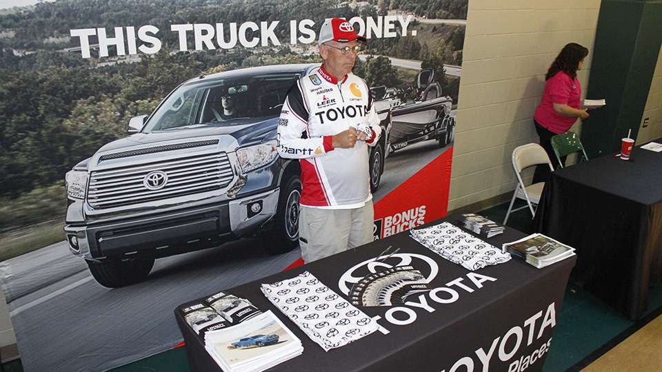 Toyota had the same set up with buffs as well as information on the Bonus Bucks program.
