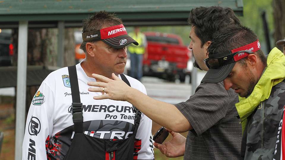 Freddy Palmer talks with Bassmaster writer Andy Canulette back stage after Palmer weighs over 21 pounds. 