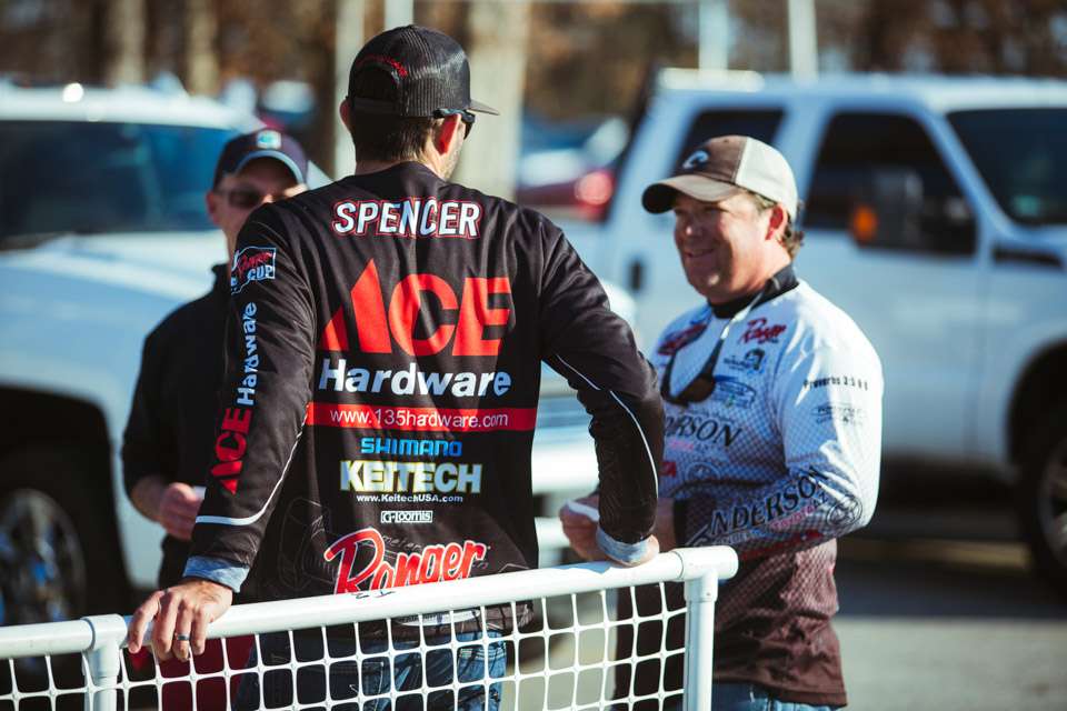 Patrick chats with fellow Arizona Pro, Roy Hawk after the day 2 weigh in. Roy had a successful tournament and finishes in fourth place.