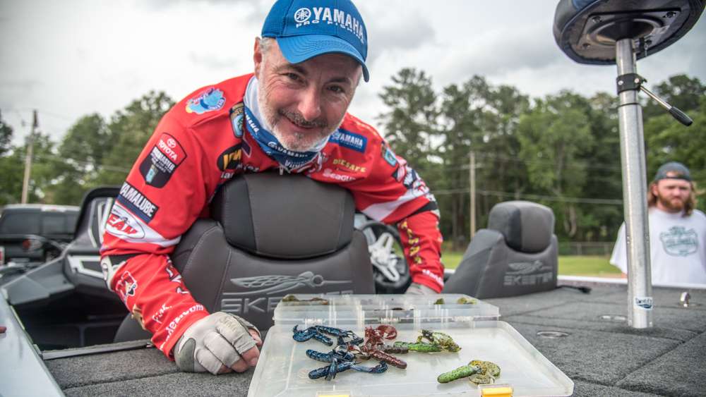 <b>Mark Menendez</b><br>
Consistency got Mark Menendez into the Top 12 to finish fifth. He flipped isolated shoreline cover using this setup. A 5/0 straight shank hook, 5/16-ounce Strike King Tour Grade Tungsten Weight, and an assortment of 3-inch Strike King Baby Rage Craws. 

